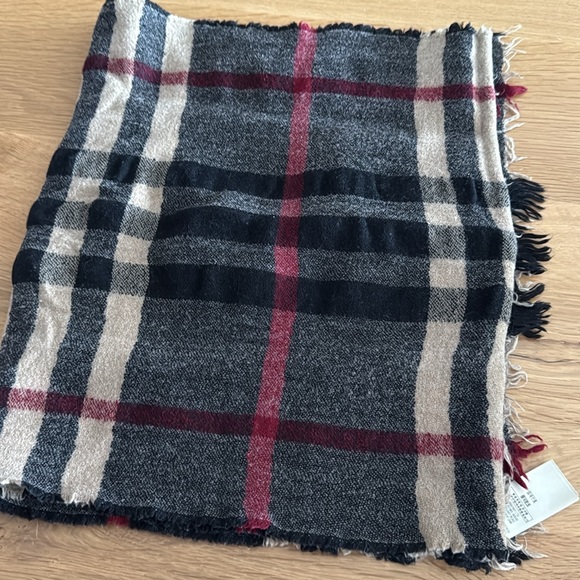 Burberry Wool Scarf Read Description - Picture 4 of 6
